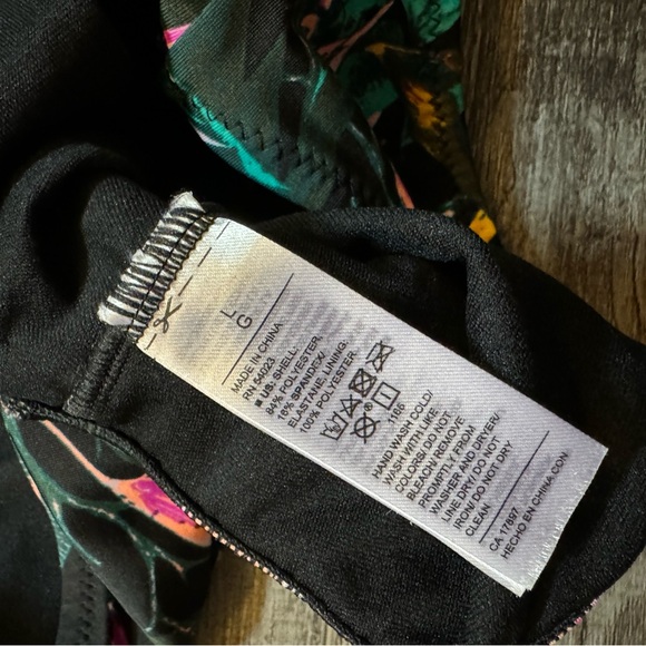 Cutout Onepiece - Picture 3 of 3